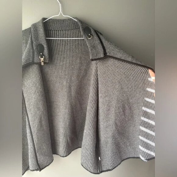 Women Sweater Knit Cape with Gold Buckle Fashion Jacket Shawl Poncho size M - Picture 5 of 7